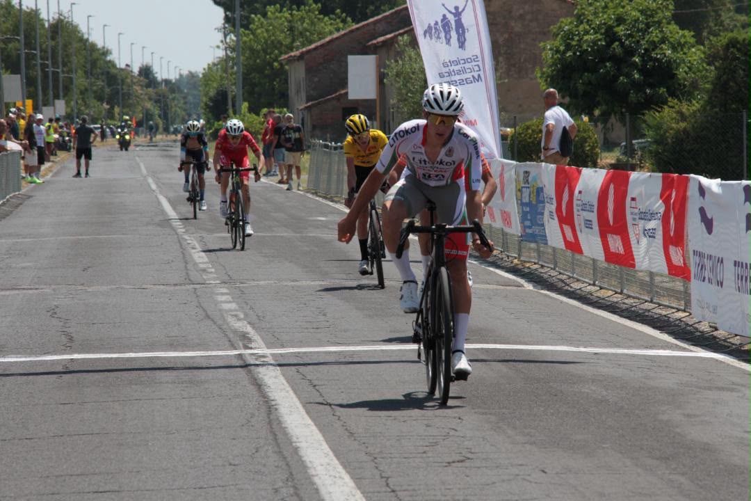 Atleta in maglia Litokol vince la volata sul traguardo