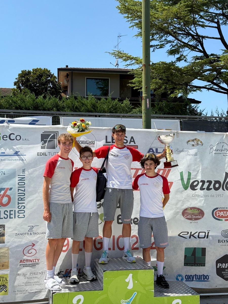 Quattro ragazzi della Ciclistica 2000 Litokol sul podio con la coppa