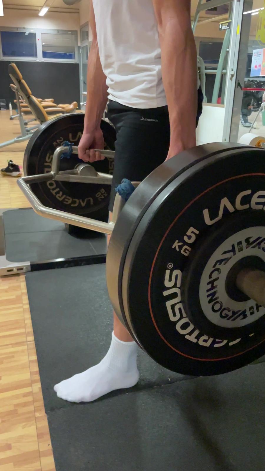 Atleta esegue uno stacco con trap bar in palestra