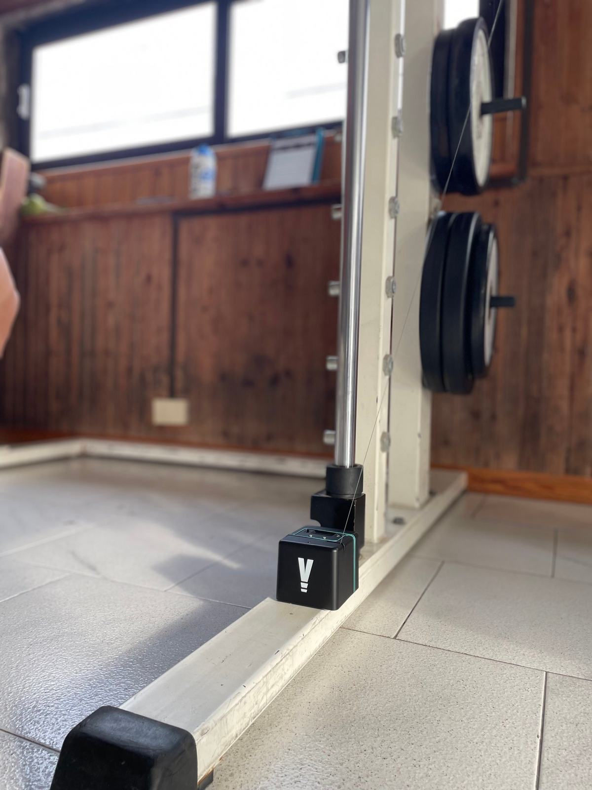 Encoder lineare Vitruve fissato alla base di una multipower, con i dischi sullo sfondo