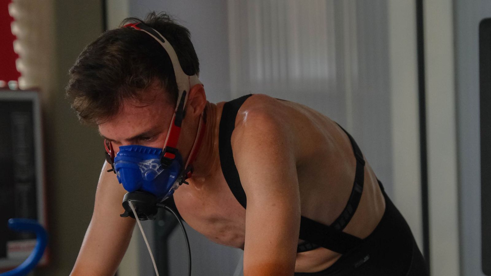 Atleta con la maschera del metabolimetro sul cicloergometro durante il test incrementale